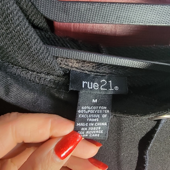 Rue21 Cropped Sassy Black Sweatshirt Hoodie Sz M - Picture 5 of 5